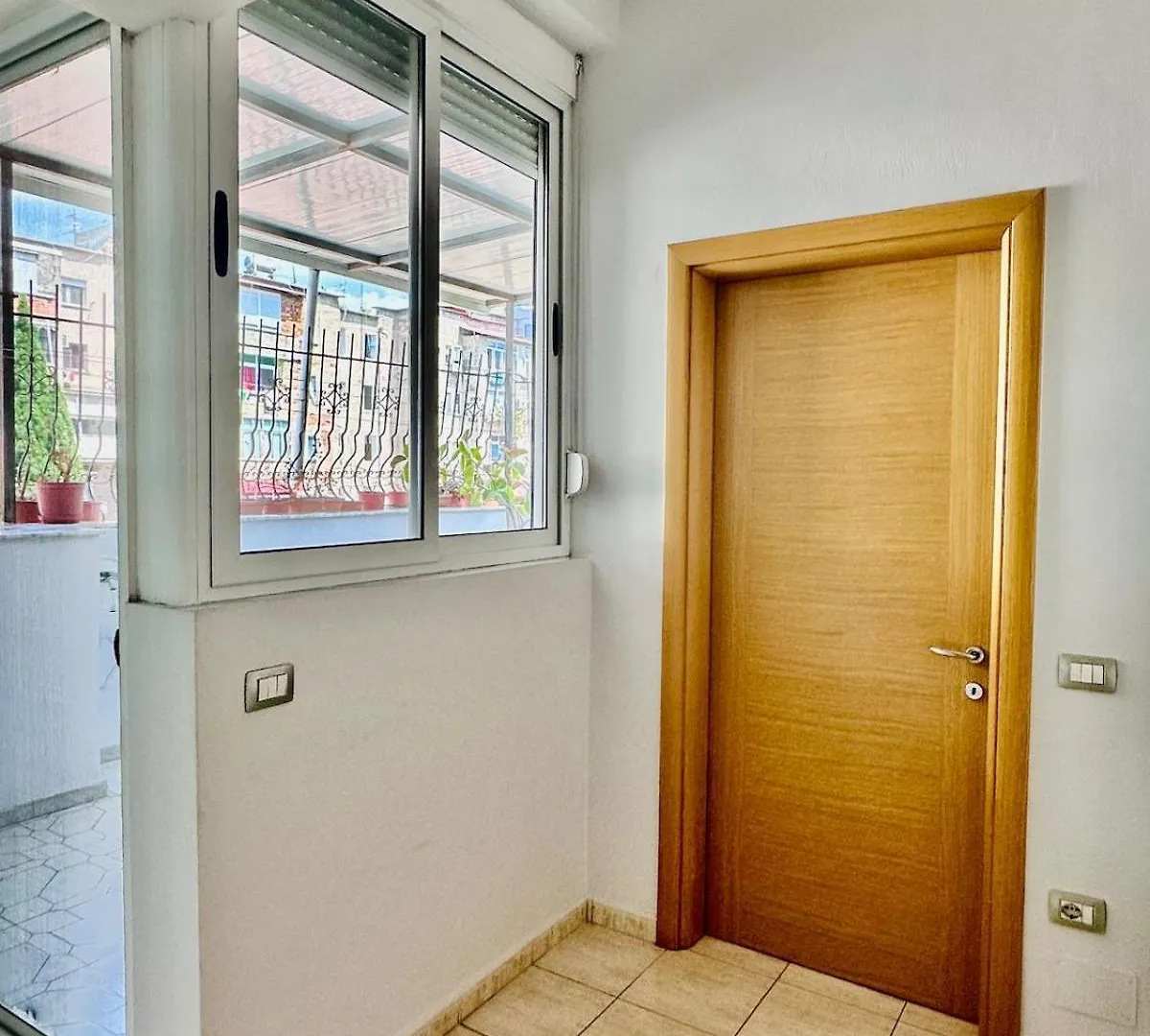 Soer Apartment - Tirana Center, Veranda & Comfort