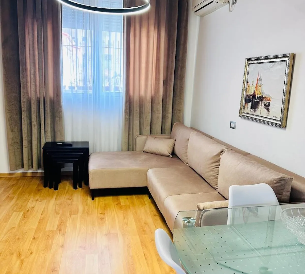 Soer Apartment - Tirana Center, Veranda & Comfort